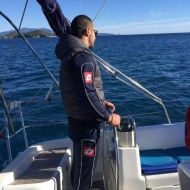 Ο Γιώργος κατά τη διάρκεια μέρας εκπαίδευσης για ιστιοπλοΐα στην Σκιάθο - 13 Νοεμβρίου 2016 Φωτογραφία: Nautical Club of Skiathos Facebook
