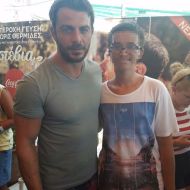 Ο Γιώργος μαζί με φαν στον φούρνο "Ντάνος" στη Σκιάθο στις 12 Αυγούστου 2017 Φωτογραφία: Σπυρος Μπελτσιος Facebook