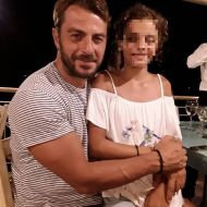 Ο Γιώργος με μια μικρή φαν στο Infinity Blue Restaurant στη Σκιάθο στις 16 Αυγούστου 2017 Φωτογραφία: Matina Bill Facebook