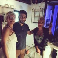 Ο Γιώργος μαζί με φίλους στη Σκιάθο όπου βρέθηκε ένα διήμερο για τα γυρίσματα της συνέντευξης στην εκπομπή "Στη φωλιά των Κου Κου" - 15 Σεπτέμβρη 2017 Φωτογραφία: beautyspotgr Instagram