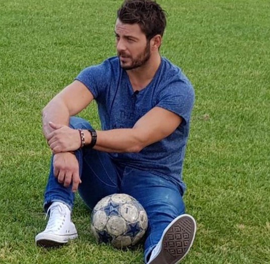 Ο Γιώργος στο γήπεδο του Εθνικού Αστέρα στην Καισαριανή κατά τη διάρκεια της συνέντευξης για τα Παραπολιτικά - 11 Οκτωβρίου 2017 Φωτογραφία: official_danos_ga Instagram
