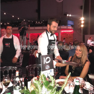 Ο Γιώργος σερβίροντας Ντανοπιτάκια στους παρευρισκομένους κατά τη διάρκεια των Time Out Eating Awards - 28 Νοεμβρίου 2017 Φωτογραφία: giorgosaggelopoulos_news Instagram