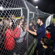 Ο Γιώργος με φανς στο γήπεδο Εργάνης "Δημήτρης Νικολαΐδης" στον Βύρωνα για τον φιλανθρωπικό αγώνα προς ενίσχυση του μικρού Παναγιώτη - 4 Δεκεμβρίου 2017 Φωτογραφία: sport24