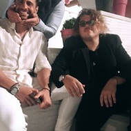 Ο Γιώργος μαζί με τον Κωνσταντίνο Βασάλο και Τζον Καγιούλη στον γάμο του Γιώργου Χρανιώτη στην Τήνο - 23 Ιουνίου 2018 Φωτογραφία: johnkagioulis Instagram