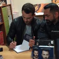Ο Γιώργος μαζί με τον φίλο του Μπο κατά τη διάρκεια της παρουσίασης του βιβλίου του "Ντάνος: Μια αφήγηση στην Αυγή Σαββίδου" στα γραφεία της Εκδοτικής Αθηνών που έγινε στις 23 Φεβρουαρίου 2019 Φωτογραφία: ntanos.official.fp Instagram
