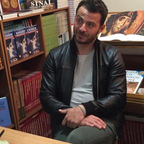 Ο Γιώργος κατά τη διάρκεια της παρουσίασης του βιβλίου του "Ντάνος: Μια αφήγηση στην Αυγή Σαββίδου" στα γραφεία της Εκδοτικής Αθηνών που έγινε στις 23 Φεβρουαρίου 2019 Φωτογραφία: ntanos.official.fp Instagram