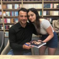 Ο Γιώργος κατά τη διάρκεια της παρουσίασης του βιβλίου του στο κατάστημα Public του Nicosia Mall στην Κύπρο - 31 Μαΐου 2019 Φωτογραφία: andreaax__ Instagram