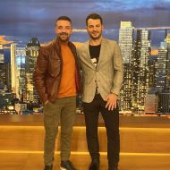 Ο Γιώργος μαζί με τον φίλο του Άκη στην εκπομπή "The2night Show" η οποία μεταδόθηκε στις 25 Φεβρουαρίου 2020 Φωτογραφία: akis.passaris IG