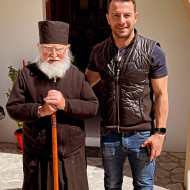 Ο Γιώργος μαζί με τον Γέροντα Σεραφείμ στη Ρόδο - 26 Απριλίου 2021 Φωτογραφία: official_danos_ga IG